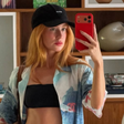 Marina Ruy Barbosa curte dia de sol na praia com camisa vintage da Chanel