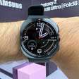 Há duas coisas que um smartwatch sempre pode melhorar: a duração da bateria e o brilho da tela - a Samsung percebeu isso