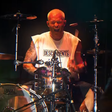 Baterista de ícones do Punk Rock revela quantas calorias perde por show