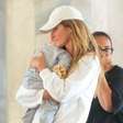 River está enorme! Com tênis retrô de R$ 1 mil e aerolook comfy, Gisele Bündchen é clicada com o filho de 1 ano e 5 meses em aeroporto do Rio. Fotos!