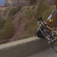 Rede de proteção salva ciclista de queda em penhasco e evita tragédia em etapa do Tour de France