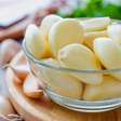 4 formas fáceis de remover cheiro de alho de potes na cozinha