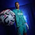 Ipswich contrata goleiro de 2,06m, o jogador mais alto da história da Premier League