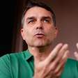 Flávio Bolsonaro apresenta esclarecimentos por escrito em inquérito e nega calúnia contra Lula