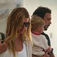 Gisele Bündchen viaja com a família, aposta em aerolook básico e completa com bolsa vintage da Chanel