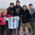 Dibu Martínez fica atolado na lama e recebe ajuda de torcedor durante férias na Argentina