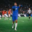 Estêvão volta, João Pedro faz hat-trick e Chelsea vence jogo de 10 gols na estreia de Xabi Alonso
