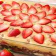Pavê de morango com um creme aveludado e pedaços da fruta, uma receita linda e deliciosa