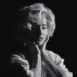 Dakota Johnson surge como Marilyn Monroe em filme de Maggie Gyllenhaal