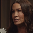 Alanis Morissette comenta rótulo de "mulher raivosa" no início da carreira: "o olhar masculino não conseguia assimilar"