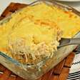 Macarrão com frango ao molho branco gratinado no forno com queijo por cima, uma delícia