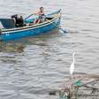 Coletor de resíduos criado pela UFRJ ajuda pescadores a retirar lixo da Baía de Guanabara