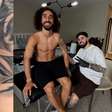 Cucurella cumpre promessa e tatua rosto de treinador da Espanha
