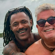 Milton Cunha curte praia em Maceió ao lado do namorado: 'Amor lindo'