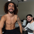 Cucurella cumpre promessa e faz tatuagem com rosto de treinador da Espanha após Copa