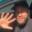 Neymar é visto dirigindo carrão de quase R$ 1 milhão por Santos em dia de jogo