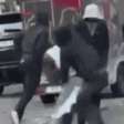 Vídeo: jogador é cercado por ladrões e é agredido durante assalto em Bruxelas