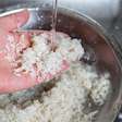 Lavar o arroz antes de cozinhar faz bem ou mal? A ciência revela a verdade