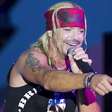 Ex-vocalista do Poison interrompe turnê após cirurgia