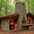 A impressionante história do homem que abandonou a tecnologia moderna para erguer uma casa de pedra na floresta usando apenas as mãos e ferramentas primitivas