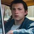 Tom Holland precisa fazer mais do que apenas Homem-Aranha: Anos atrás, ele estrelou um thriller eletrizante da Netflix onde contracenou com Robert Pattinson