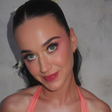 Katy Perry passa perrengue presa em garrafa de plástico durante apresentação