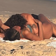 Bruna Marquezine e Shawn Mendes são flagrados curtindo praia no Rio