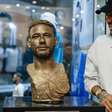 Santos eterniza Neymar com busto no Memorial das Conquistas da Vila Belmiro