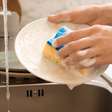 Com qual frequência devemos trocar a esponja da cozinha? Veja dicas indispensáveis
