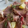 O verdadeiro motivo para usar limão na carne de porco (não é só pelo tempero)