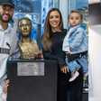 'Já errei inúmeras vezes e ainda vou errar (espero que não)': aposentado da Seleção e com 2027 indefinido no Santos, Neymar ganha busto na Vila Belmiro e faz reflexão sobre carreira