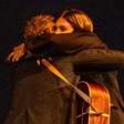 Filha de Eddie Vedder celebra Glen Hansard, que dividiria palco com o pai no Brasil