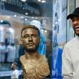 Neymar Jr ganha homenagem com busto e espaço dedicado em memorial do Santos; veja as fotos