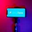 Muito mais que OnlyFans: a engrenagem digital que lucra com a intimidade das jovens