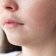 Deixar o bigode crescer? Entenda por que mais mulheres estão fazendo essa escolha
