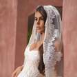 Grávida, Isabella Arantes se casa com Gabriel Medina e aposta em vestido de inspiração espanhola com renda rebrodê e mantilha