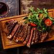 Técnicas infalíveis para amaciar carne de segunda em casa