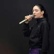Lorde traz Charli XCX ao palco e dá volta da vitória como atração principal no Lollapalooza 2026