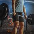 Stiff com halteres ou barra: qual é o melhor para seu treino?