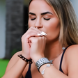 'Deus nunca me colocaria num lugar desse se não fosse para me honrar': presa há mais de 2 meses, Deolane Bezerra envia carta emocionante à mãe