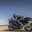 Há 30 anos, um pacto japonês limitava a velocidade das motocicletas a 300 km/h, então, a Suzuki Hayabusa estabeleceu nova marca, atingindo quase 450 km/h