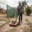 Especialista em geofísica forense procura objetos enterrados sem transformar o terreno inteiro em escavação