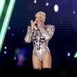 "Voo da virilha": Xuxa se emociona em 2º show, pede netos para Sasha e Bruna Marquezine e rebate haters dizendo que usa meias