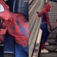 Mãe e filho viralizam ao irem fantasiados de Homem-Aranha para sessão de cinema