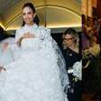 Vestido de noiva sem alças, capa gigantesca presa no pescoço e aplicação de flores: esposa de Thiago, dupla de Thaeme, Geórgia Fröhlich aposta no romantismo em casamento luxuoso. Fotos!