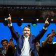 Flávio Bolsonaro minimiza críticas ao uso de vídeo feito por IA com seu pai em convenção do PL