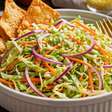 Salada de repolho com vinagrete e chips de pastel crocantes