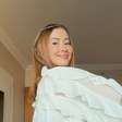 Thaynara OG sobe no palco do show de Rosalía em Buenos Aires