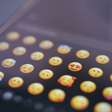 Costumávamos pensar que usar muitos emojis era sinal de imaturidade, mas a psicologia acaba de provar que é justamente o contrário