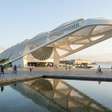 O Museu do Amanhã parece flutuar sobre a Baía de Guanabara enquanto sua cobertura se movimenta para acompanhar o Sol